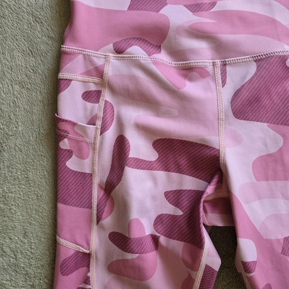 Zyia Active Pink Camo Pocket Light Tight Hi-Rise Capris Size 6-8 - Picture 4 of 14